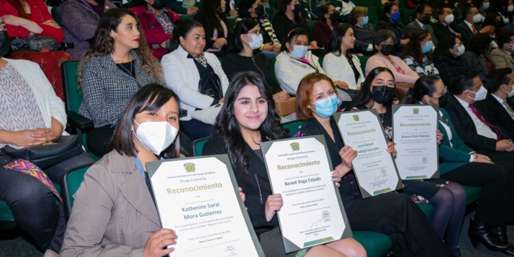 por mujeres