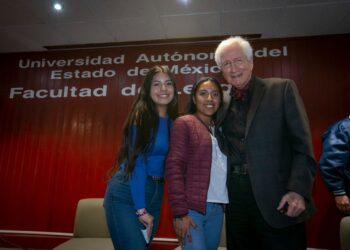 Carlos Bracho expuso su participación como escritor y editor de “Los muertos hablan” y como autor de “La misión de los vencidos”.