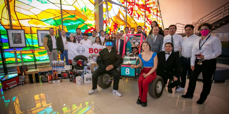 La especialista en Recursos Humanos de la Fundación Robert Bosch Planta Toluca, Elena Cruz Chico, destacó el talento de egresados de la Facultad de Ingeniería.