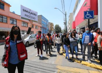 La comunidad de la UAEMéx está capacitada para actuar ante un sismo, afirmó el rector Carlos Eduardo Barrera Díaz.