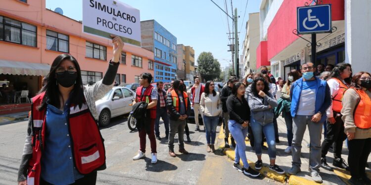 La comunidad de la UAEMéx está capacitada para actuar ante un sismo, afirmó el rector Carlos Eduardo Barrera Díaz.