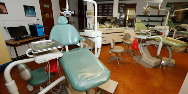 El servicio de odontología está abierto al público en general y los costos son más accesibles que en un servicio particular.