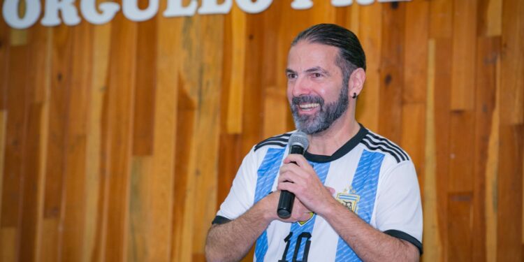 Edelstein es físico teórico. Impartió la conferencia “La ciencia del fútbol”,