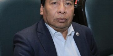 Alejandra del Moral, siguió de largo sin atender el llamado de los reporteros