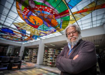 El vitral “Del rito a la ciencia” que representa la transformación de la medicina natural