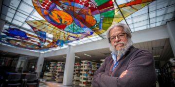 El vitral “Del rito a la ciencia” que representa la transformación de la medicina natural