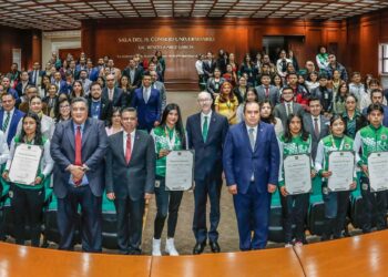 El rector, Carlos Eduardo Barrera Díaz, entregó reconocimientos a las y los deportistas universitarios