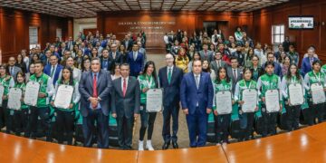 El rector, Carlos Eduardo Barrera Díaz, entregó reconocimientos a las y los deportistas universitarios