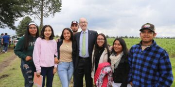 También fueron entregadas ocho pantallas, seis equipos de cómputo, 10 proyectores, 15 bicicletas y 100 pupitres.