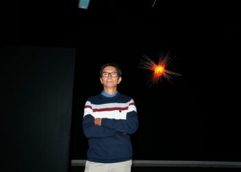 Está conformada por seis esculturas de gran formato, en las que la luz y el color son los protagonistas.