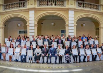 Durante el acto se entregaron reconocimientos a 67 trabajadores del SUTESUAEM por 25 años de servicio en la institución.