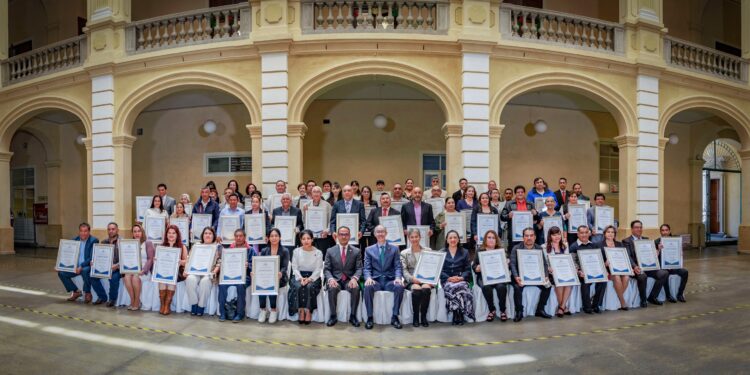 Durante el acto se entregaron reconocimientos a 67 trabajadores del SUTESUAEM por 25 años de servicio en la institución.