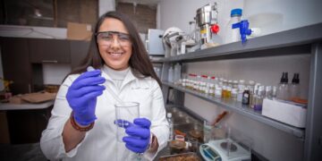 Karime Guillén Libién, egresada de la Licenciatura en Biotecnología de la Facultad de Ciencias de la UAEMéx