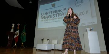 Los estudiantes del nivel superior recibieron gratuitamente el libro “Those who inspire México II”.