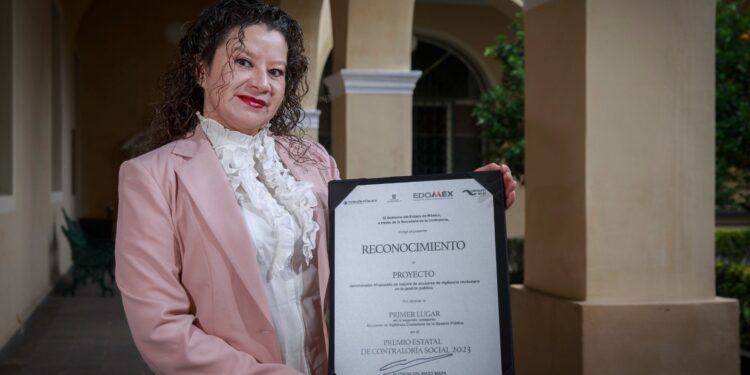 Alumniversitaria: Rebeca Hernández Reyes, estudiante UAEMéx, reconocida con el Premio Estatal de Contraloría Social 2023