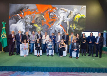 Carlos Eduardo Barrera Díaz, entregó el premio Scopus a 17 investigadoras e investigadores