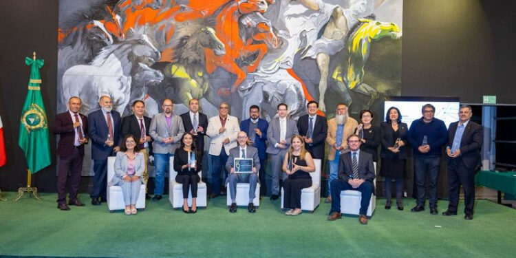 Carlos Eduardo Barrera Díaz, entregó el premio Scopus a 17 investigadoras e investigadores