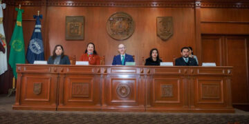 El rector de la UAEMéx, Carlos Eduardo Barrera Díaz, encabezó la instalación de la Comisión Mixta Temporal para la Revisión Salarial 2024 con la FAAPAUAEM y el SUTESUAEM.