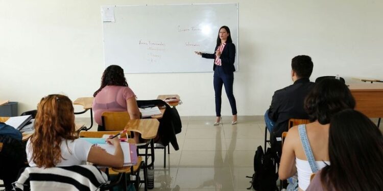 Egresados UAEMéx, convocados a impactar en su comunidad, a través del impulso al emprendimiento