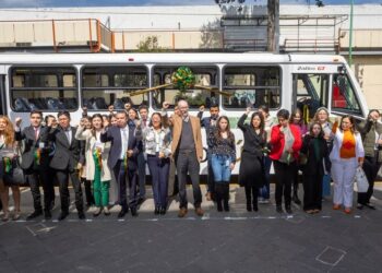 El rector de la UAEMéx, Carlos Eduardo Barrera Díaz, entregó un PotroBus, el cual será asignado a la ruta “El Cerrillo” para apoyo al estudiantado que harán uso del nuevo Edificio de la Licenciatura en Gerontología.