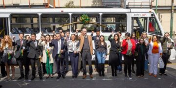 El rector de la UAEMéx, Carlos Eduardo Barrera Díaz, entregó un PotroBus, el cual será asignado a la ruta “El Cerrillo” para apoyo al estudiantado que harán uso del nuevo Edificio de la Licenciatura en Gerontología.