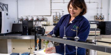 María Guadalupe Fonseca Montes de Oca, investigadora de la UAEMéx, analiza la calidad del agua mediante técnicas a microescala