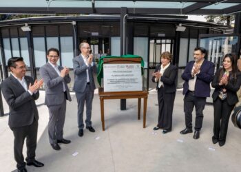 En las facultades de Medicina, Odontología y Planeación Urbana y Regional, la gobernadora del Estado de México, Delfina Gómez Álvarez, y el rector de la Universidad Autónoma del Estado de México, Carlos Eduardo Barrera Díaz, entregaron obras y equipamiento.