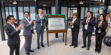 En las facultades de Medicina, Odontología y Planeación Urbana y Regional, la gobernadora del Estado de México, Delfina Gómez Álvarez, y el rector de la Universidad Autónoma del Estado de México, Carlos Eduardo Barrera Díaz, entregaron obras y equipamiento.