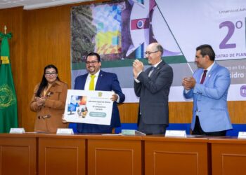 Durante el 2° informe del director de la FPUR, Isidro Rogel Fajardo, el rector de la UAEMéx, entregó 15 equipos de cómputo y una pantalla.