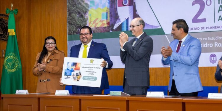 Durante el 2° informe del director de la FPUR, Isidro Rogel Fajardo, el rector de la UAEMéx, entregó 15 equipos de cómputo y una pantalla.
