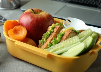 Es difícil tener una dieta adecuada al tener horarios extenuantes, acceso facil a comida chatarra, así como poco tiempo para cocinar en casa.