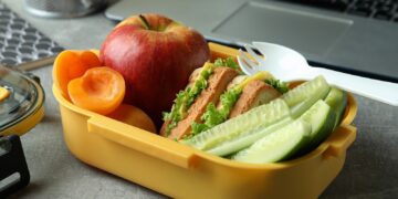 Es difícil tener una dieta adecuada al tener horarios extenuantes, acceso facil a comida chatarra, así como poco tiempo para cocinar en casa.