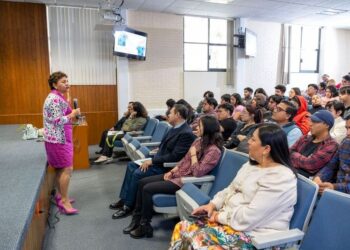 el ciberacoso es uno de los principales problemas que nos preocupa a las y los académicos porque afecta la vida de muchas mujeres y de las personas de la diversidad sexual.