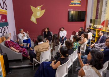 Gabriela Morales Vega presentó el libro de su autoría MUTE / UNMUTE, en el marco de la Feria Internacional del Libro del Palacio de Minería.