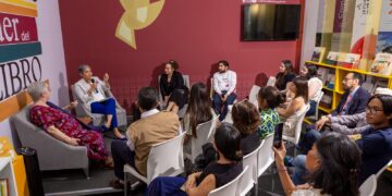 Gabriela Morales Vega presentó el libro de su autoría MUTE / UNMUTE, en el marco de la Feria Internacional del Libro del Palacio de Minería.