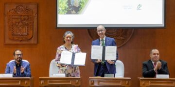 El rector de la Máxima Casa de Estudios mexiquense, Carlos Eduardo Barrera Díaz, explicó que la vinculación entre instituciones y el sector social fortalece la colaboración interdisciplinaria en lo relacionado con el campo mexiquense.