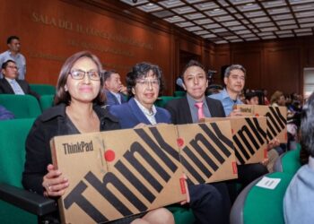 La distribución de 61 laptops a profesores fue posible gracias al trabajo colaborativo y a una gestión eficiente de los recursos financieros.