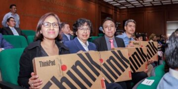 La distribución de 61 laptops a profesores fue posible gracias al trabajo colaborativo y a una gestión eficiente de los recursos financieros.