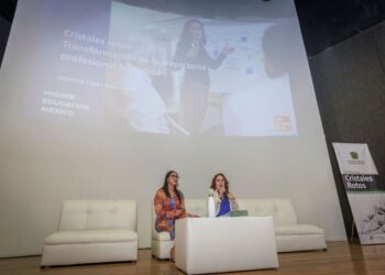 Gabriela López Ballesteros, indicó que la cultura y sociedades han causado que para el sector femenino sea difícil dedicarse a las áreas STEM), provocando que sufran el Síndrome de la impostora, donde se autosabotean y se consideran incapaces para acceder a ciertos puestos laborales.