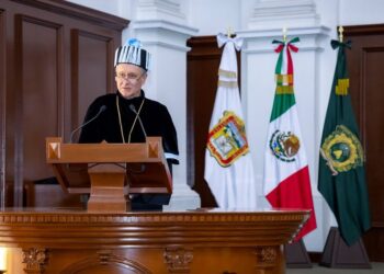El rector de la UAEMéx, Carlos Eduardo Barrera Díaz, entregó el máximo galardón de la institución al investigador y científico canadiense, Colin John Brauner, especialista en el estudio de peces y cuyo trabajo es ampliamente reconocido a nivel internacional.