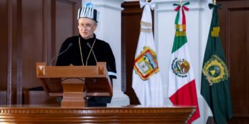 El rector de la UAEMéx, Carlos Eduardo Barrera Díaz, entregó el máximo galardón de la institución al investigador y científico canadiense, Colin John Brauner, especialista en el estudio de peces y cuyo trabajo es ampliamente reconocido a nivel internacional.