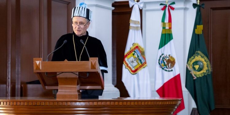 El rector de la UAEMéx, Carlos Eduardo Barrera Díaz, entregó el máximo galardón de la institución al investigador y científico canadiense, Colin John Brauner, especialista en el estudio de peces y cuyo trabajo es ampliamente reconocido a nivel internacional.