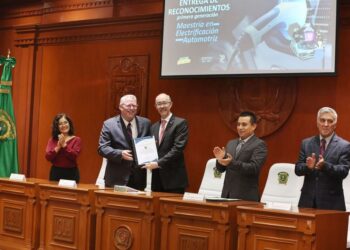 El rector, Carlos Eduardo Barrera Díaz apuntó que mediante un trabajo colaborativo entre la UAEMéx y la empresa multinacional Stellantis se diseñó un programa de maestría que forma profesionales altamente capacitados en el ecosistema de la electrificación automotriz.