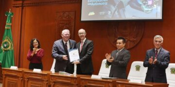 El rector, Carlos Eduardo Barrera Díaz apuntó que mediante un trabajo colaborativo entre la UAEMéx y la empresa multinacional Stellantis se diseñó un programa de maestría que forma profesionales altamente capacitados en el ecosistema de la electrificación automotriz.