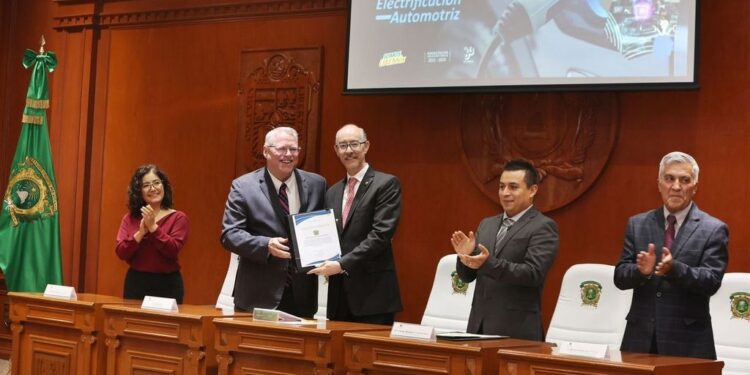 El rector, Carlos Eduardo Barrera Díaz apuntó que mediante un trabajo colaborativo entre la UAEMéx y la empresa multinacional Stellantis se diseñó un programa de maestría que forma profesionales altamente capacitados en el ecosistema de la electrificación automotriz.