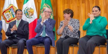 La ejecutiva mexiquense reconoció el trabajo realizado por el rector Barrera Díaz durante la Administración Universitaria 2021-2025, al implementar acciones en beneficio del medio ambiente.