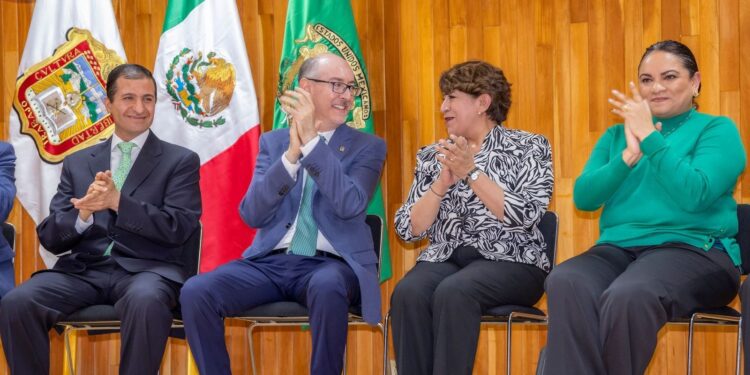 La ejecutiva mexiquense reconoció el trabajo realizado por el rector Barrera Díaz durante la Administración Universitaria 2021-2025, al implementar acciones en beneficio del medio ambiente.