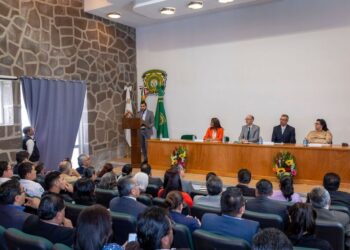 El rector Carlos Eduardo Barrera Díaz encabezó el segundo informe de actividades del director del ICAR, Humberto Thomé Ortiz