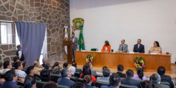 El rector Carlos Eduardo Barrera Díaz encabezó el segundo informe de actividades del director del ICAR, Humberto Thomé Ortiz