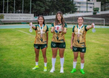 Flor Lorena, Anet Sofía y Edna Selene, representantes del equipo femenil de fútbol de la Universidad Autónoma del Estado de México (UAEMéx), refieren que la práctica deportiva les cambió su vida.